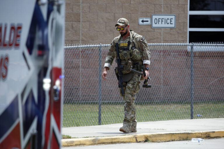 Sparatoria in una scuola del Texas, morti 19 bambini e 2 insegnanti – FOTOGALLERY