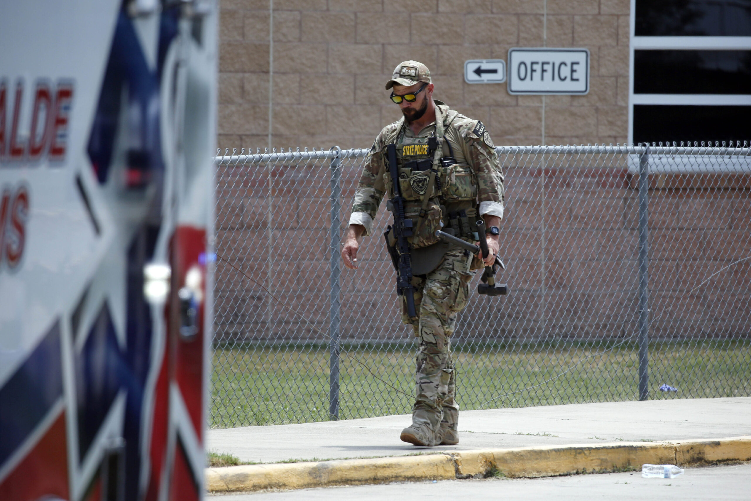 Sparatoria in una scuola del Texas, morti 19 bambini e 2 insegnanti – FOTOGALLERY