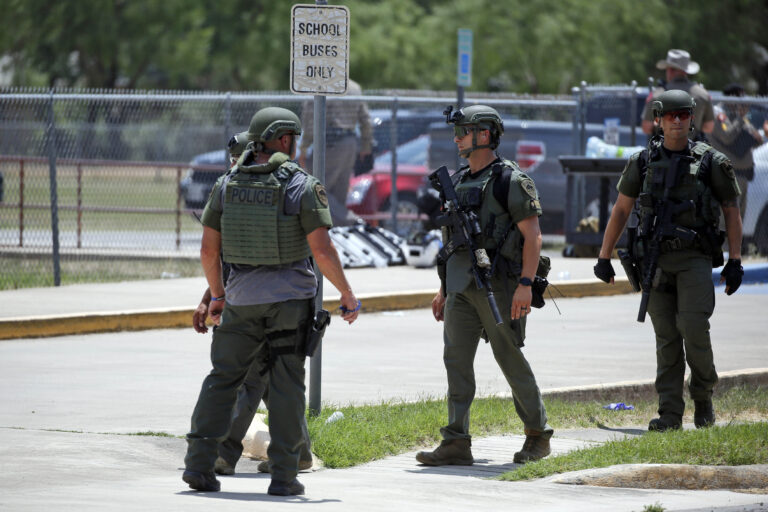 Sparatoria in una scuola del Texas, morti 19 bambini e 2 insegnanti – FOTOGALLERY