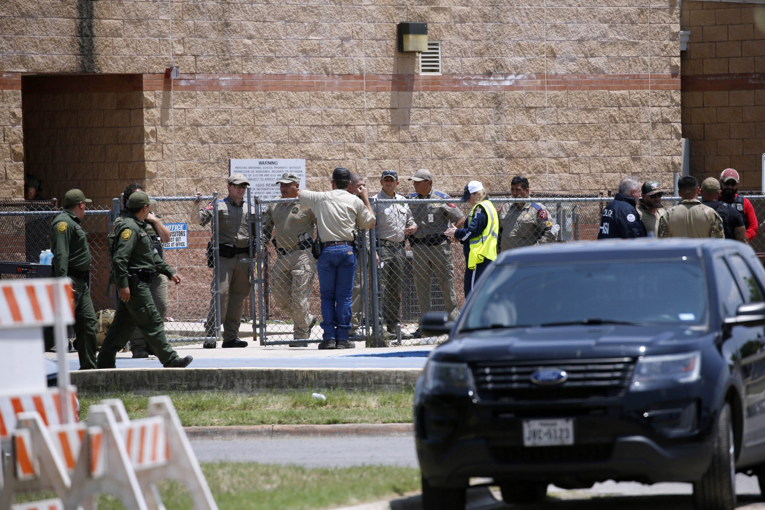 Sparatoria in una scuola del Texas, morti 19 bambini e 2 insegnanti – FOTOGALLERY