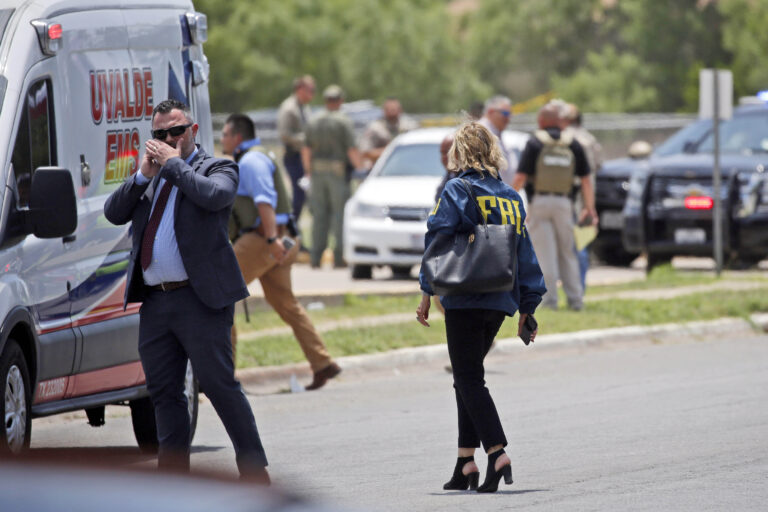 Sparatoria in una scuola del Texas, morti 19 bambini e 2 insegnanti – FOTOGALLERY