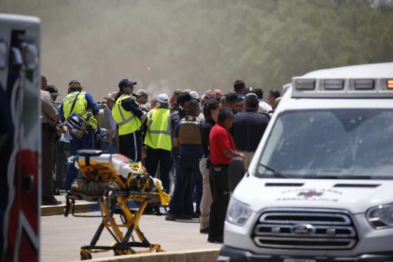 Sparatoria in una scuola del Texas, morti 19 bambini e 2 insegnanti – FOTOGALLERY