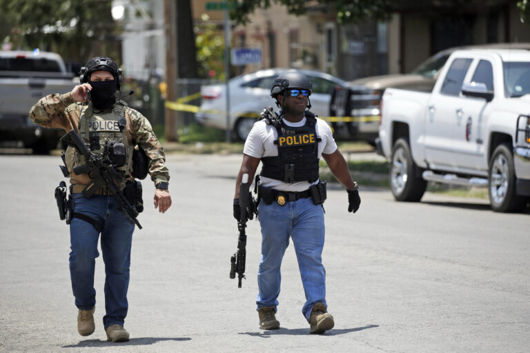 Sparatoria in una scuola del Texas, morti 19 bambini e 2 insegnanti – FOTOGALLERY