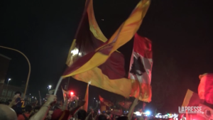 “Daje Josè!”: la gioia dei tifosi della Roma allo stadio