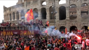 Conference League, la Roma sfila davanti al Colosseo