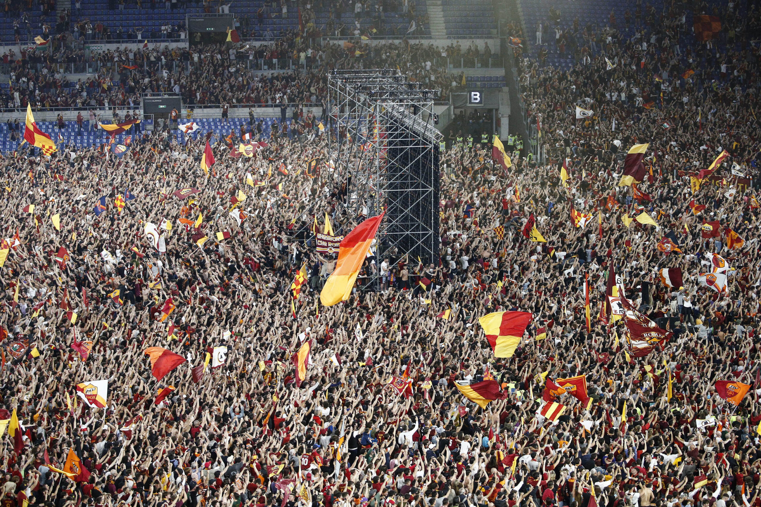 La Roma vince la Conference League e a Roma esplode la festa  – FOTOGALLERY