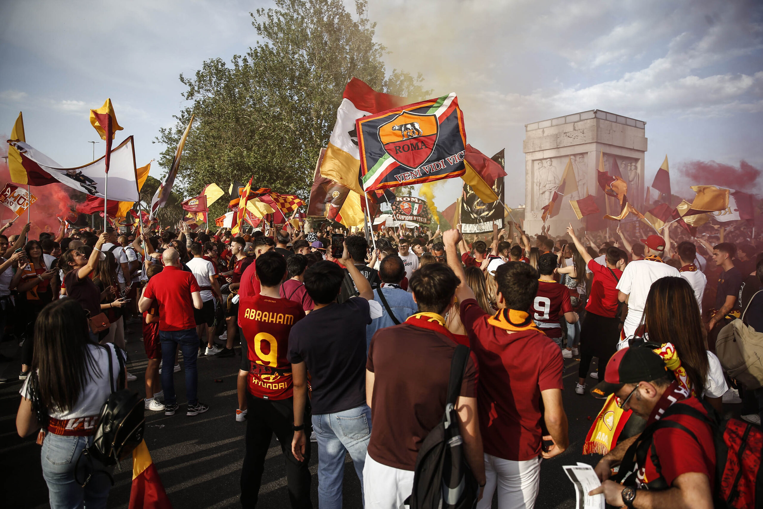 La Roma vince la Conference League e a Roma esplode la festa  – FOTOGALLERY