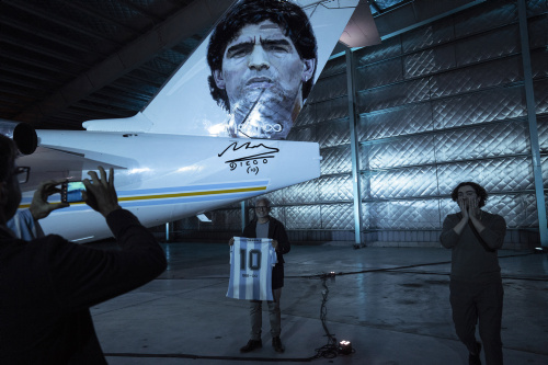 Maradona, decolla l’aereo Tango D10S dedicato al Pibe de Oro – FOTOGALLERY