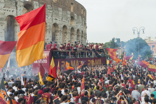 La Roma festeggia la vittoria in Conference League sfilando tra i tifosi sul bus scoperto – FOTOGALLERY