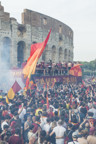 La Roma festeggia la vittoria in Conference League sfilando tra i tifosi sul bus scoperto – FOTOGALLERY