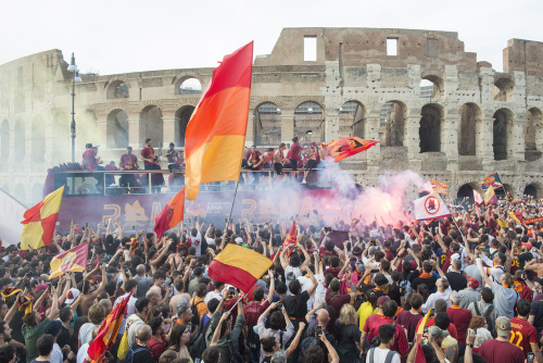 La Roma festeggia la vittoria in Conference League sfilando tra i tifosi sul bus scoperto – FOTOGALLERY