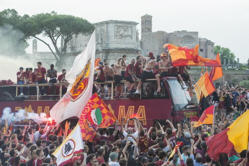 La Roma festeggia la vittoria in Conference League sfilando tra i tifosi sul bus scoperto – FOTOGALLERY