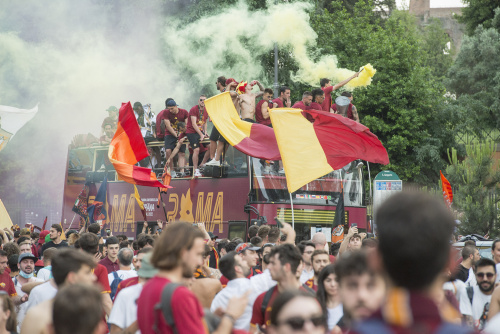 La Roma festeggia la vittoria in Conference League sfilando tra i tifosi sul bus scoperto – FOTOGALLERY