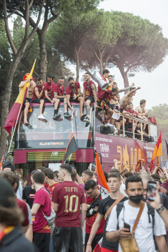 La Roma festeggia la vittoria in Conference League sfilando tra i tifosi sul bus scoperto – FOTOGALLERY