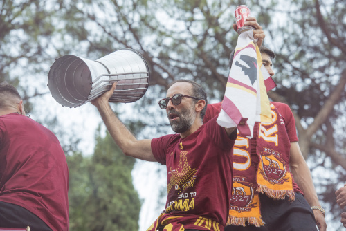 La Roma festeggia la vittoria in Conference League sfilando tra i tifosi sul bus scoperto – FOTOGALLERY