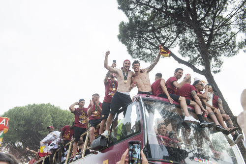 La Roma festeggia la vittoria in Conference League sfilando tra i tifosi sul bus scoperto – FOTOGALLERY