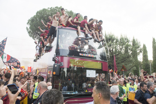 La Roma festeggia la vittoria in Conference League sfilando tra i tifosi sul bus scoperto – FOTOGALLERY