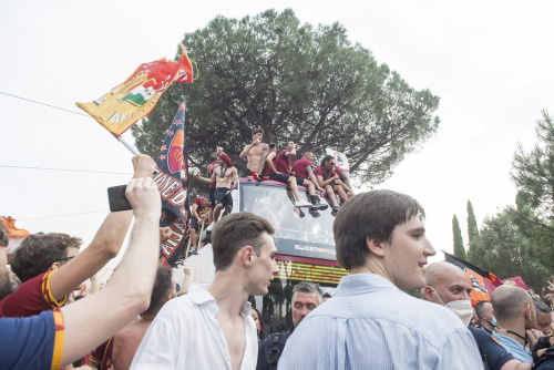 La Roma festeggia la vittoria in Conference League sfilando tra i tifosi sul bus scoperto – FOTOGALLERY