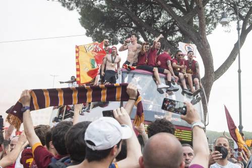 La Roma festeggia la vittoria in Conference League sfilando tra i tifosi sul bus scoperto – FOTOGALLERY