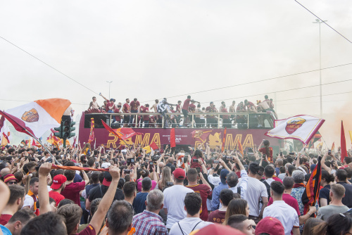 La Roma festeggia la vittoria in Conference League sfilando tra i tifosi sul bus scoperto – FOTOGALLERY