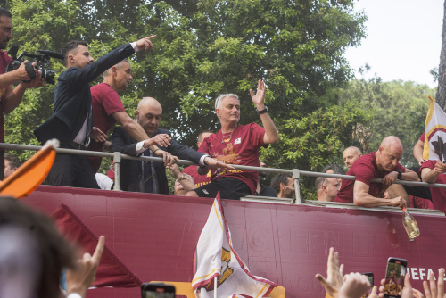 La Roma festeggia la vittoria in Conference League sfilando tra i tifosi sul bus scoperto – FOTOGALLERY