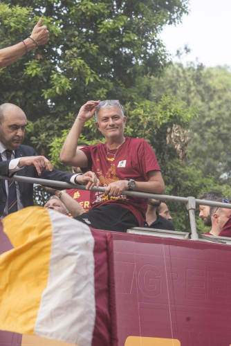 La Roma festeggia la vittoria in Conference League sfilando tra i tifosi sul bus scoperto – FOTOGALLERY