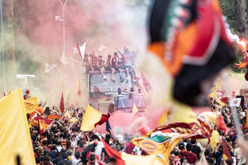 La Roma festeggia la vittoria in Conference League sfilando tra i tifosi sul bus scoperto – FOTOGALLERY