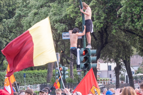 La Roma festeggia la vittoria in Conference League sfilando tra i tifosi sul bus scoperto – FOTOGALLERY