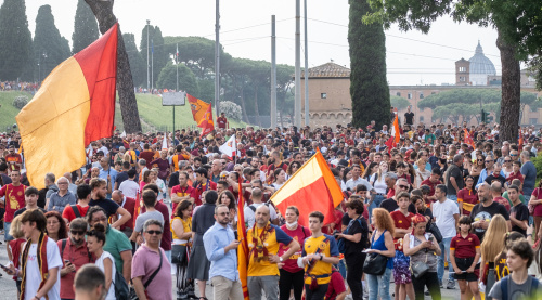 TLa Roma festeggia la vittoria in Conference League sfilando tra i tifosi sul bus scoperto – FOTOGALLERY