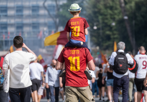 La Roma festeggia la vittoria in Conference League sfilando tra i tifosi sul bus scoperto – FOTOGALLERY