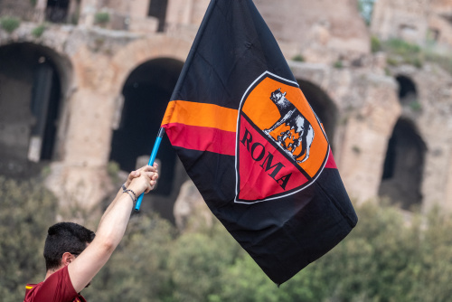 La Roma festeggia la vittoria in Conference League sfilando tra i tifosi sul bus scoperto – FOTOGALLERY