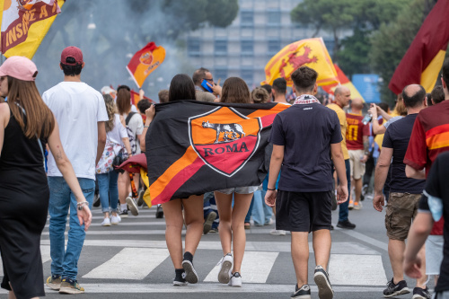 La Roma festeggia la vittoria in Conference League sfilando tra i tifosi sul bus scoperto – FOTOGALLERY