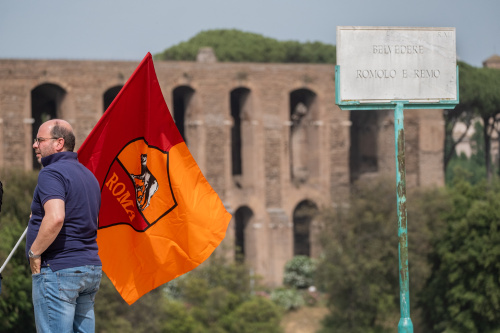 La Roma festeggia la vittoria in Conference League sfilando tra i tifosi sul bus scoperto – FOTOGALLERY