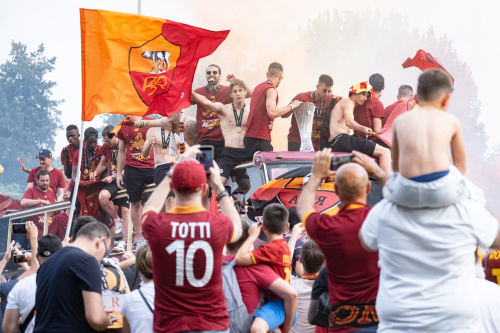 La Roma festeggia la vittoria in Conference League sfilando tra i tifosi sul bus scoperto – FOTOGALLERY