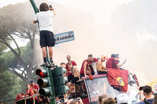 La Roma festeggia la vittoria in Conference League sfilando tra i tifosi sul bus scoperto – FOTOGALLERY