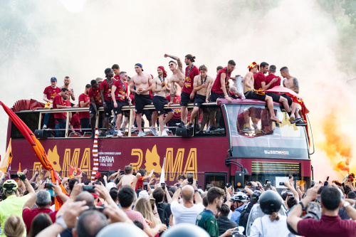 La Roma festeggia la vittoria in Conference League sfilando tra i tifosi sul bus scoperto – FOTOGALLERY