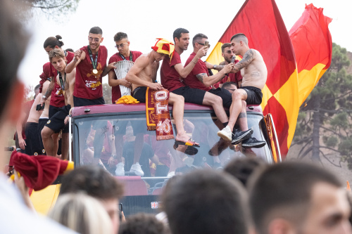 La Roma festeggia la vittoria in Conference League sfilando tra i tifosi sul bus scoperto – FOTOGALLERY