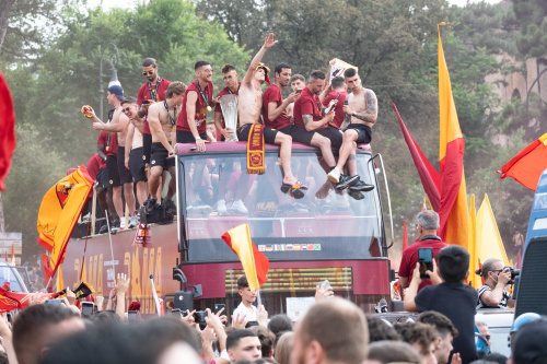 La Roma festeggia la vittoria in Conference League sfilando tra i tifosi sul bus scoperto – FOTOGALLERY