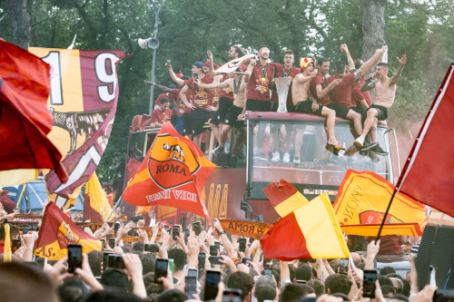 La Roma festeggia la vittoria in Conference League sfilando tra i tifosi sul bus scoperto – FOTOGALLERY