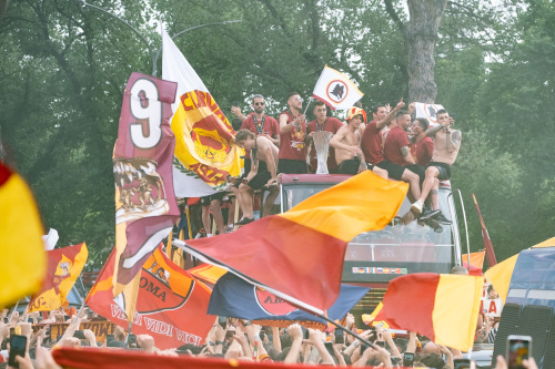 La Roma festeggia la vittoria in Conference League sfilando tra i tifosi sul bus scoperto – FOTOGALLERY