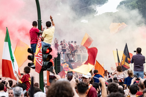 La Roma festeggia la vittoria in Conference League sfilando tra i tifosi sul bus scoperto – FOTOGALLERY