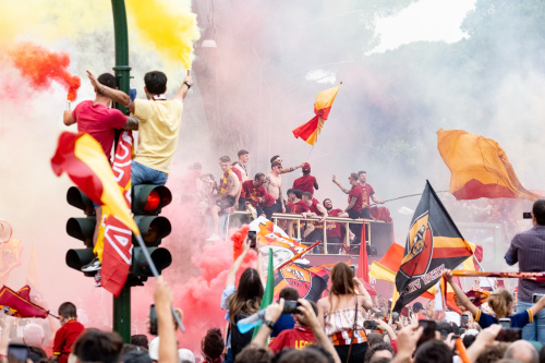 La Roma festeggia la vittoria in Conference League sfilando tra i tifosi sul bus scoperto – FOTOGALLERY