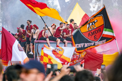 La Roma festeggia la vittoria in Conference League sfilando tra i tifosi sul bus scoperto – FOTOGALLERY