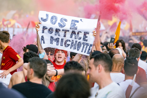 La Roma festeggia la vittoria in Conference League sfilando tra i tifosi sul bus scoperto – FOTOGALLERY