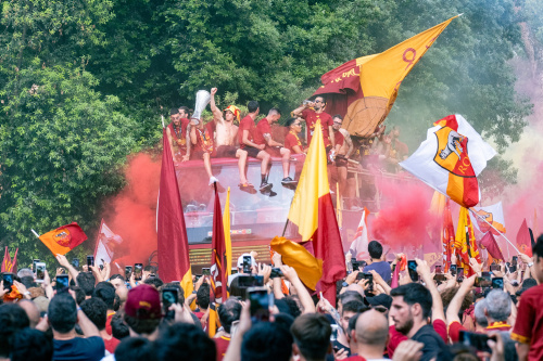 La Roma festeggia la vittoria in Conference League sfilando tra i tifosi sul bus scoperto – FOTOGALLERY