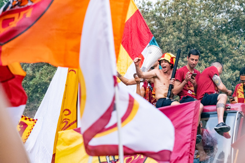 TLa Roma festeggia la vittoria in Conference League sfilando tra i tifosi sul bus scoperto – FOTOGALLERY