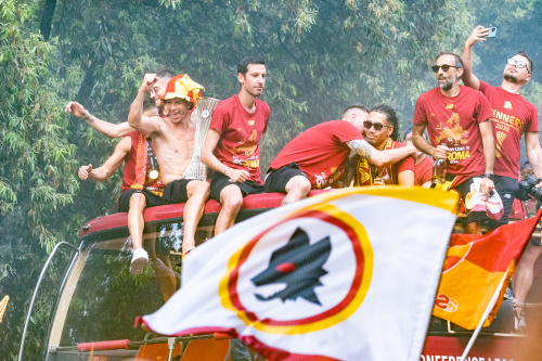 La Roma festeggia la vittoria in Conference League sfilando tra i tifosi sul bus scoperto – FOTOGALLERY