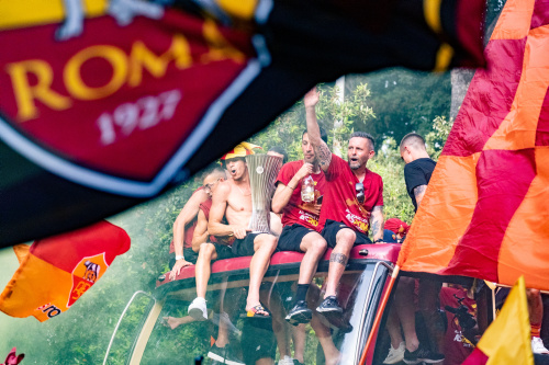 La Roma festeggia la vittoria in Conference League sfilando tra i tifosi sul bus scoperto – FOTOGALLERY