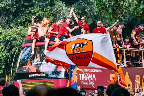 La Roma festeggia la vittoria in Conference League sfilando tra i tifosi sul bus scoperto – FOTOGALLERY