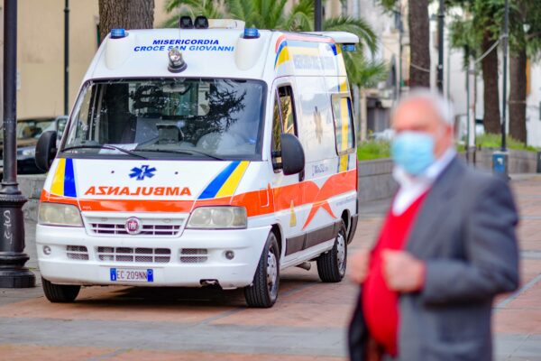 Napoli: rapina pistola a guardia giurata e spara a 4 persone, arrestato